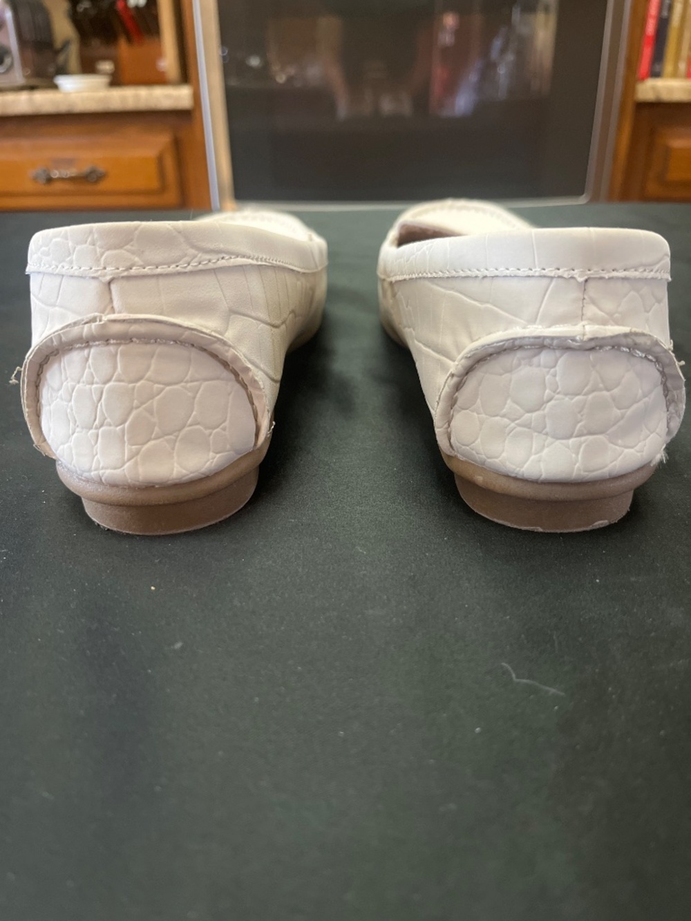 Like New Aerosole Cream/Taupe Croc Embossed Loafers.  Sz. 9M. - Picture 5 of 10